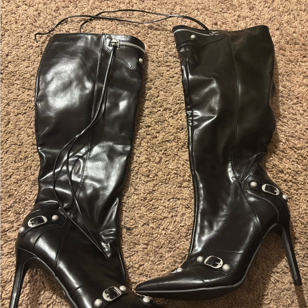 Elegant Black Heeled Boots with Buckle Detail
